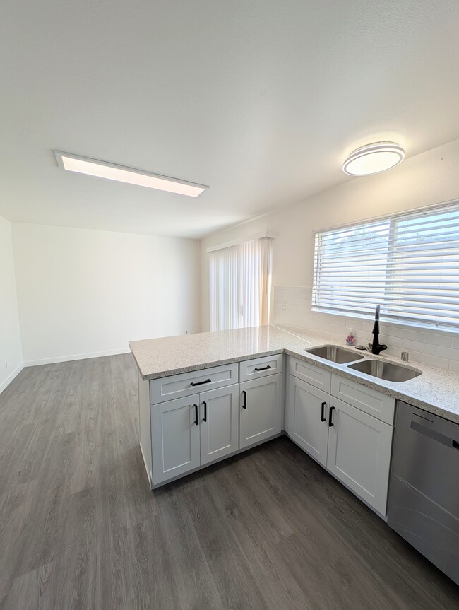 Kitchen and breakfast area - 19050 Kittridge St