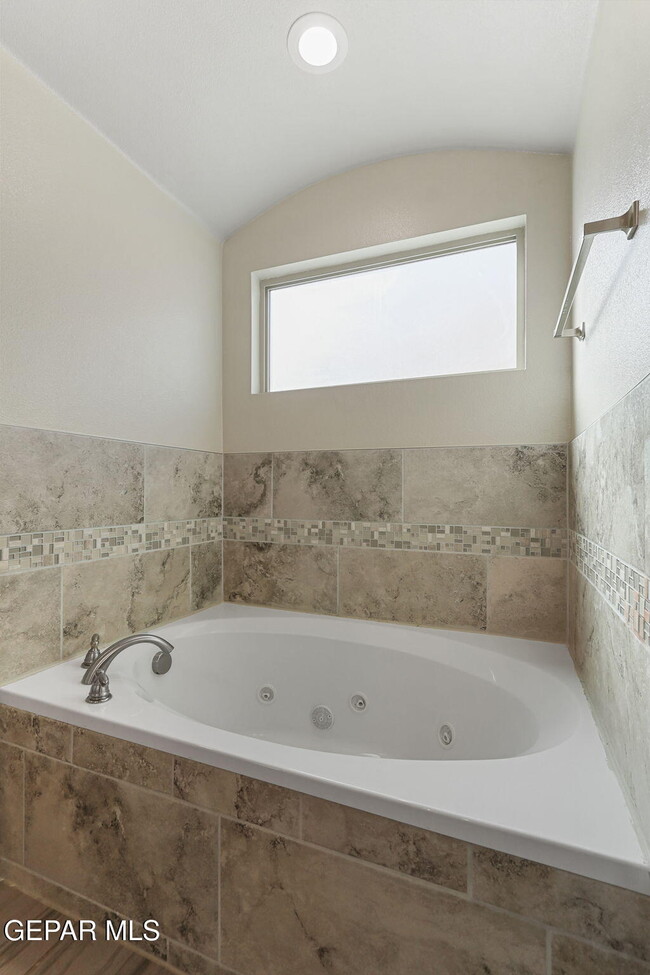 Building Photo - 14832 Sunny Land Ave