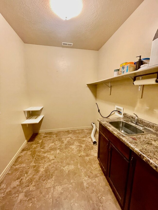 Building Photo - Pet-Friendly Five Bedroom Home w/Office, R...