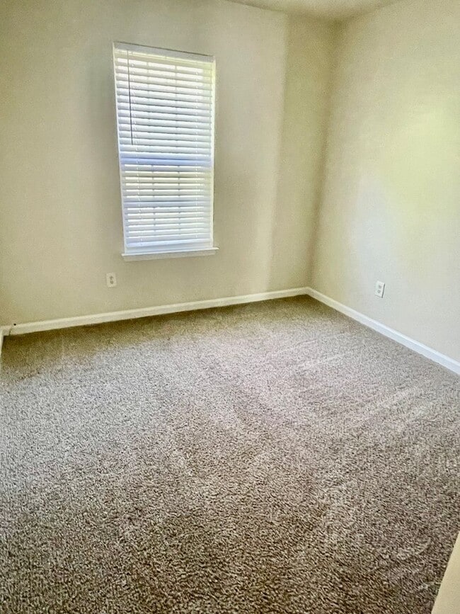 Building Photo - Spacious 4-bedroom, 2.5-bath home in Charlotte with convenient access to Uptown