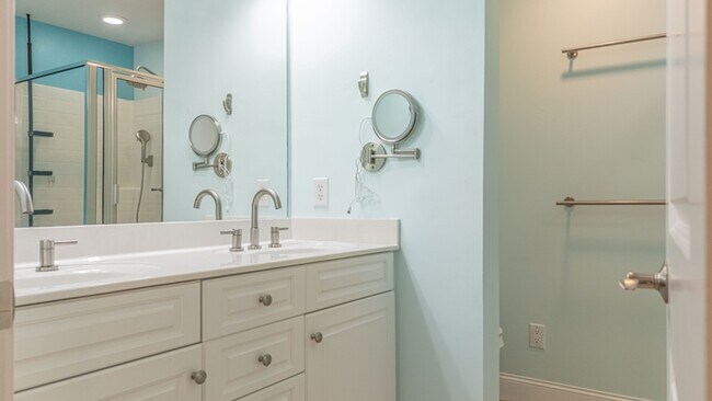 Building Photo - 401 Longwood Place