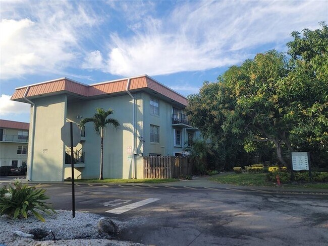 Building Photo - 805 W Oakland Park Blvd