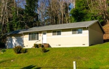 Building Photo - 3 bedroom, 2 bath with double car attached garage, newly remodeled.