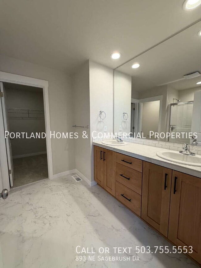 Building Photo - 893 NE Sagebrush Dr