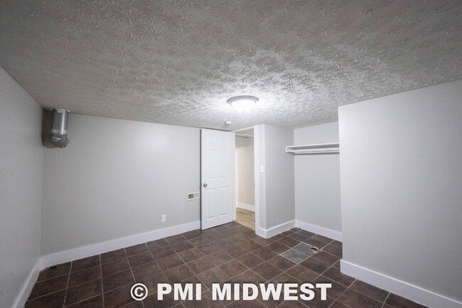 Building Photo - "Spacious 3-Bed, 2-Bath Gem in Indianapolis - Modern Comfort Awaits!"