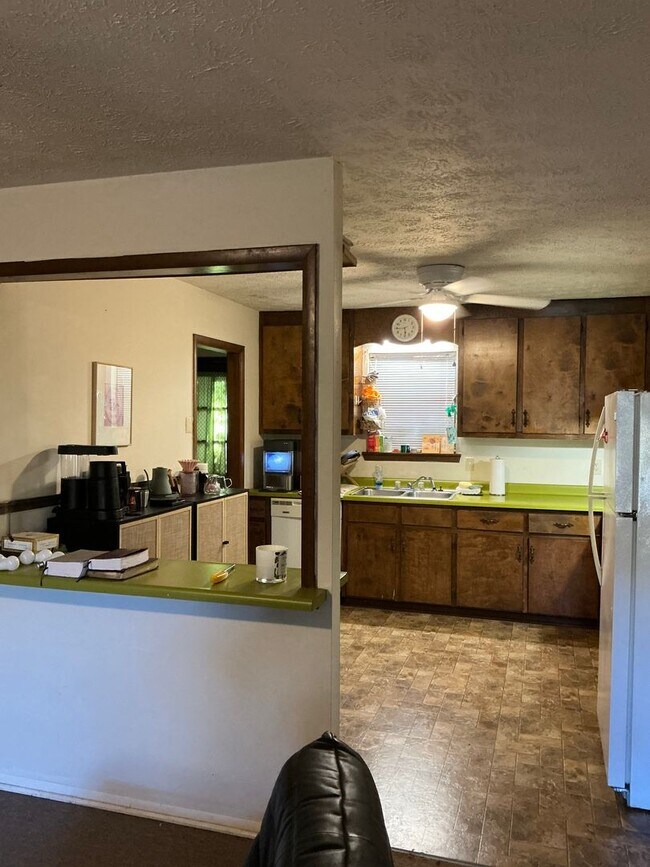 Building Photo - 2 bedroom 1 bath duplex is located off Whitehead Rd!