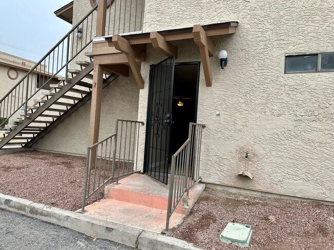 Building Photo - Downstairs 2-Bedroom Condo in Central Las ...