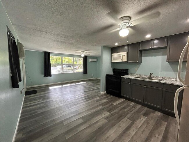 Building Photo - 4722 Fairway Dr S