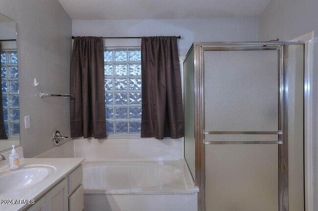 Building Photo - 7931 W Rose Garden Ln