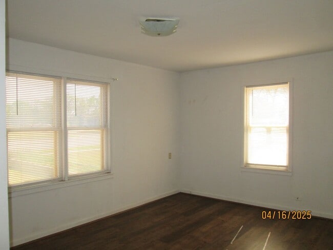 Building Photo - HOUSE -- 3 bedrooms, 2 bathrooms