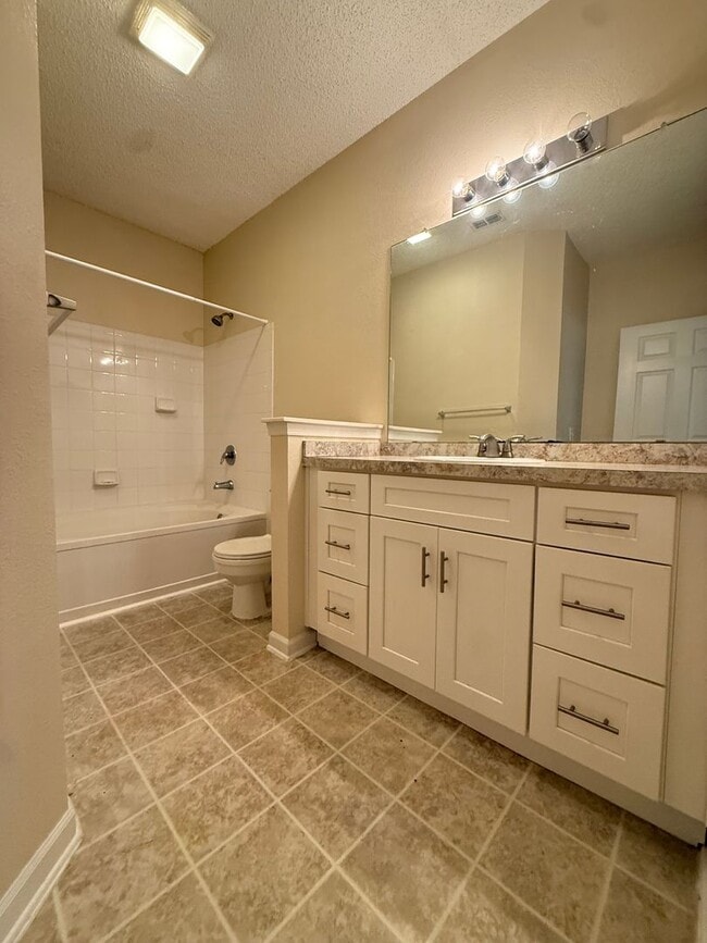 Building Photo - Newly listed 2/2 Condo in the heart of San...