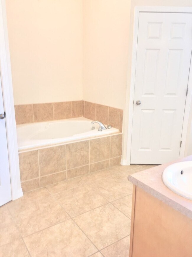 Building Photo - Beautiful Home In A Peaceful Residential Neighborhood