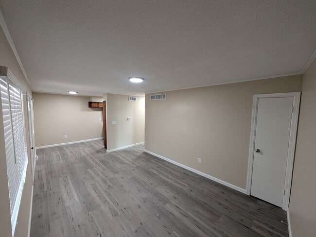 Building Photo - 407 Holiday Dr