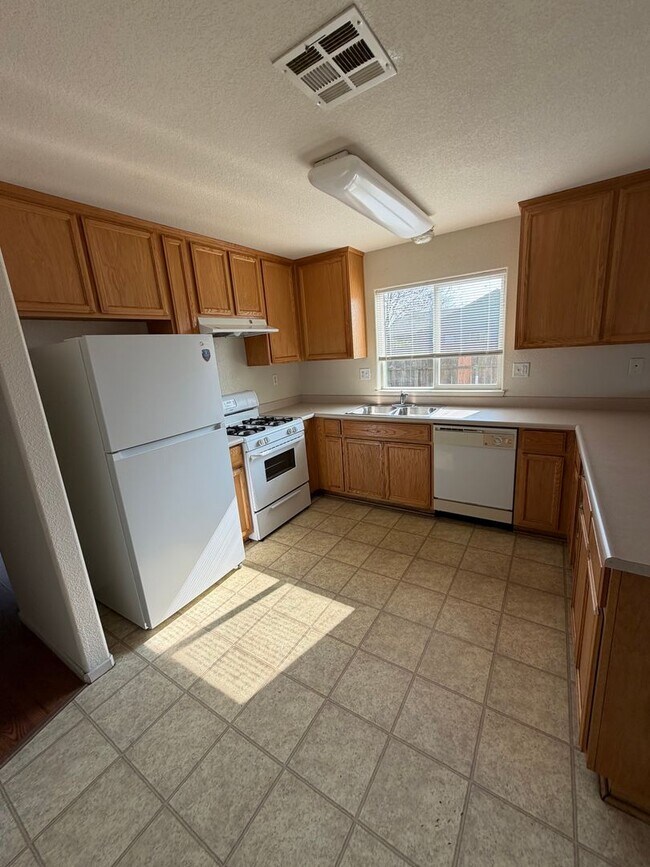 Building Photo - Three Bedroom Two Bathroom House for Rent