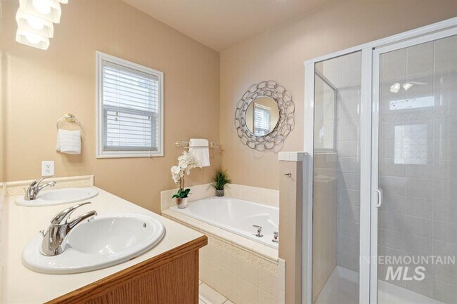 Building Photo - SE Boise 2 Story Charmer