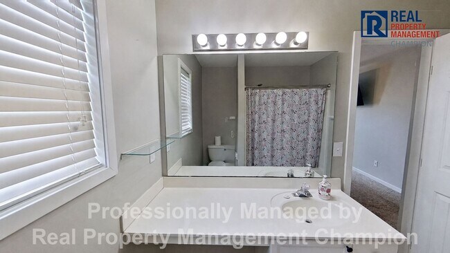 Building Photo - 3 BD/2 BA Open Plan with Vaulted Ceiling in Ogden