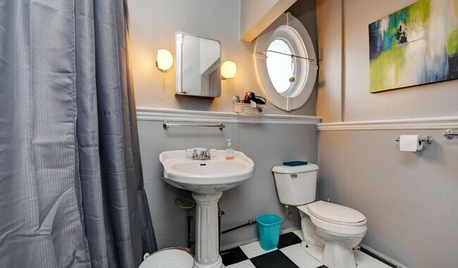 Building Photo - 705 Bryden Rd