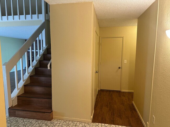 Building Photo - This duplex offers 3 spacious bedrooms, 2....