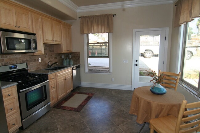 Building Photo - Charming 1 Bed / 1 Bath Duplex Close To Ca...