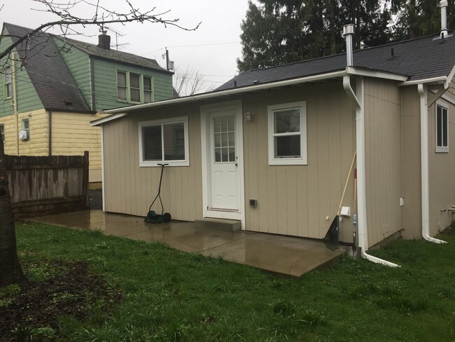 Building Photo - Conveniently located cozy house.