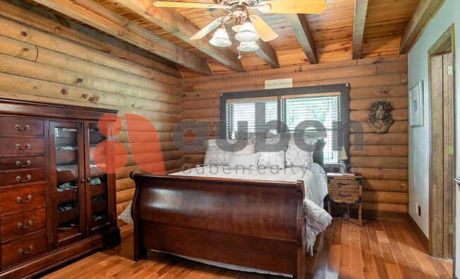 Building Photo - Log cabin home minutes to Downtown Chattan...