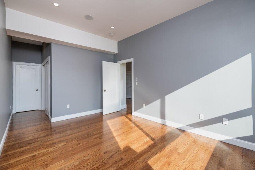 Building Photo - 339 D St