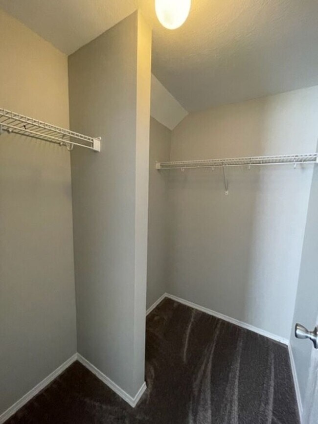 Building Photo - 4 Bedroom Walk out Basement Duplex in Ozark!