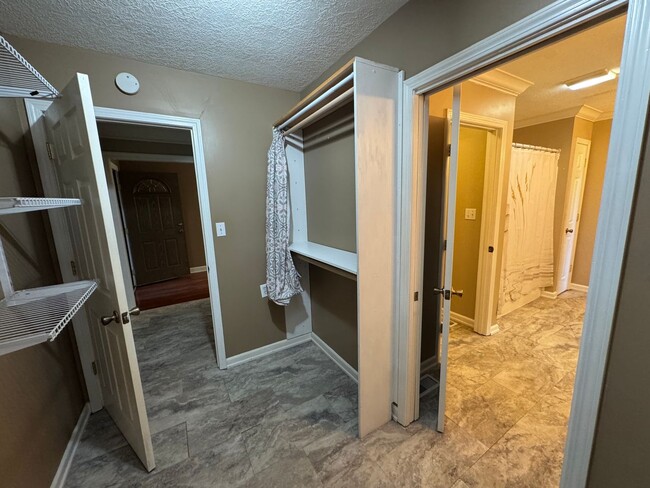 Building Photo - Steps from the Tee—Your Golf Course Home A...