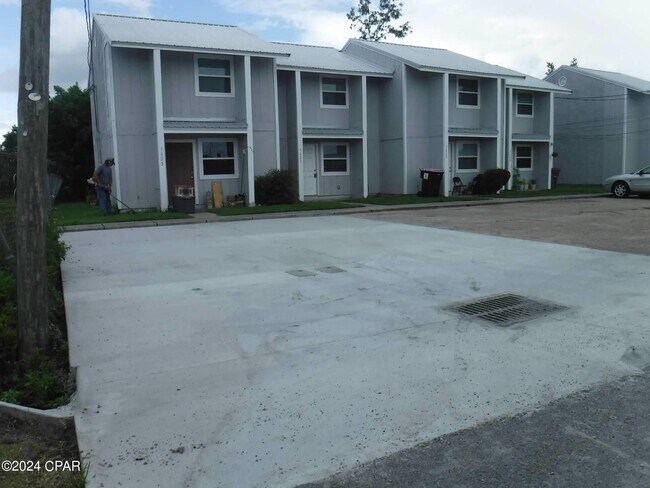 Building Photo - 1637 N James Ave