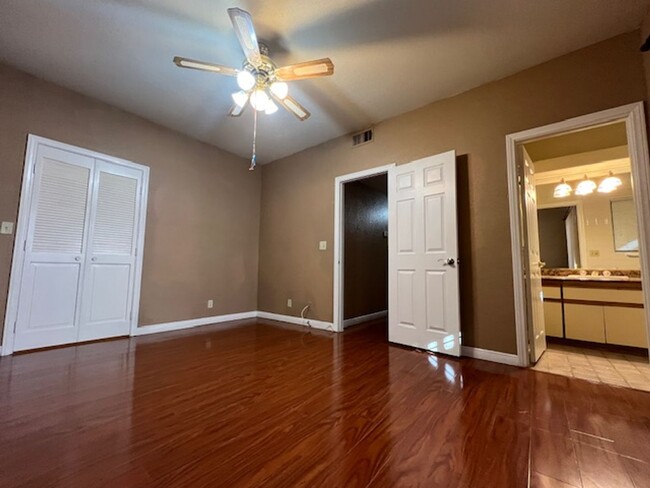 Building Photo - beautiful 2 bedroom condo