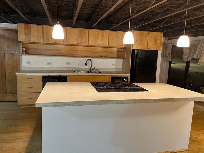 Building Photo - 10 E Broadway