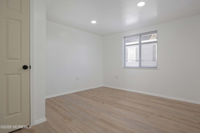 Building Photo - 12 Main St