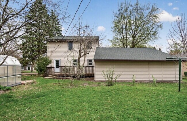 Building Photo - Charming 4-Bedroom Blaine Home with Hardwood Elegance & 2 Full Baths - 1,620 Sq Ft of Comfort!