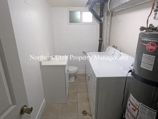 Building Photo - 4 Bed, 2 Bath