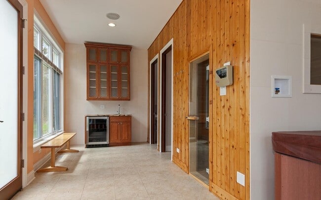 Building Photo - 598 Lake Shore Rd