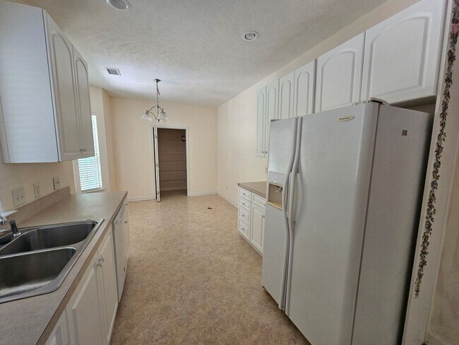 Building Photo - 413 Cypress Dr