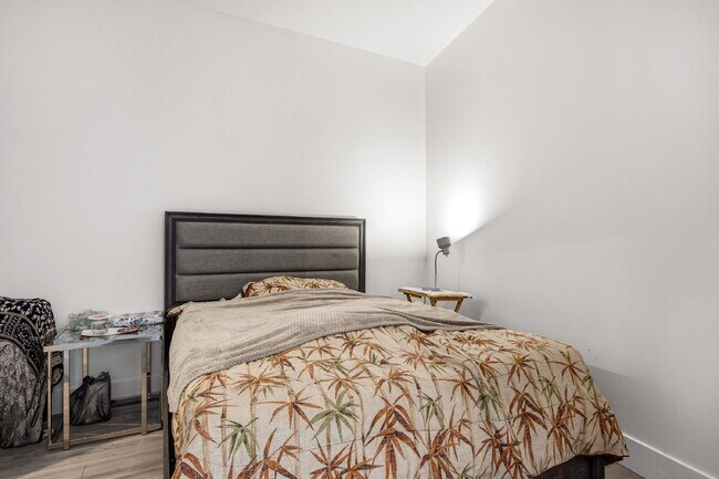 Building Photo - "Experience Urban Elegance: Spacious 2BR/2BA Condo in the Heart of Tampa!"