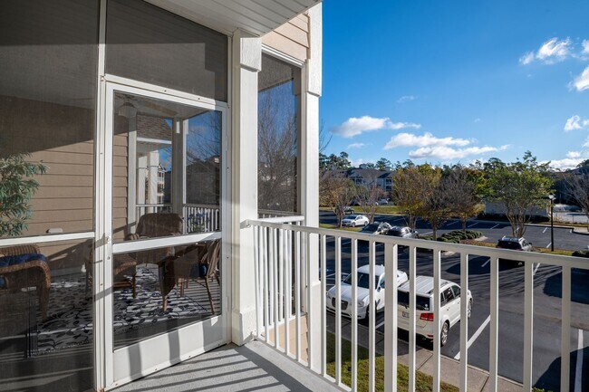 Building Photo - CALLING ALL GOLF ENTHUSIASTS!!! PERFECT OFF-SEASON RENTAL AWAITS YOU.