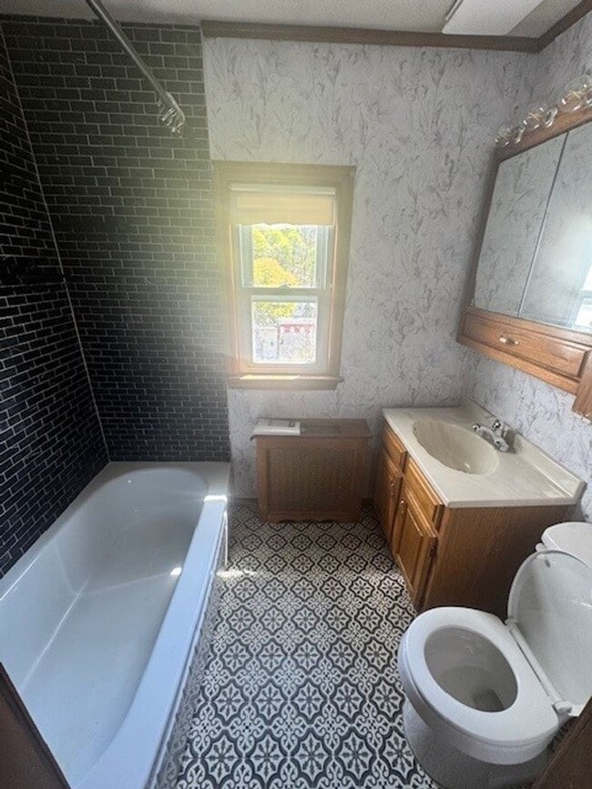 Building Photo - 4 bedroom 1 bathroom plus office