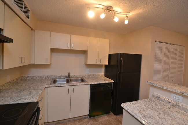 Building Photo - 1/1 Condo in GATED ~ LAKEFRONT community i...