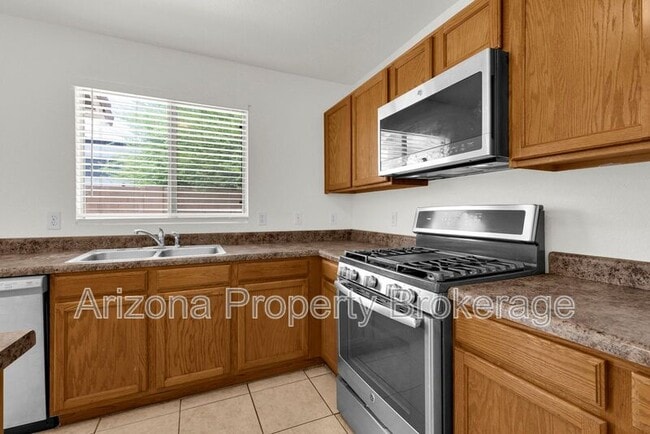 Building Photo - 1525 E Betsy Ln