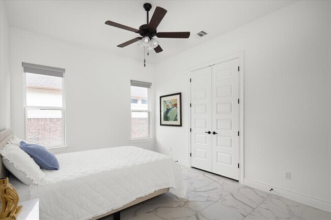 Building Photo - 913 Almeria Bend
