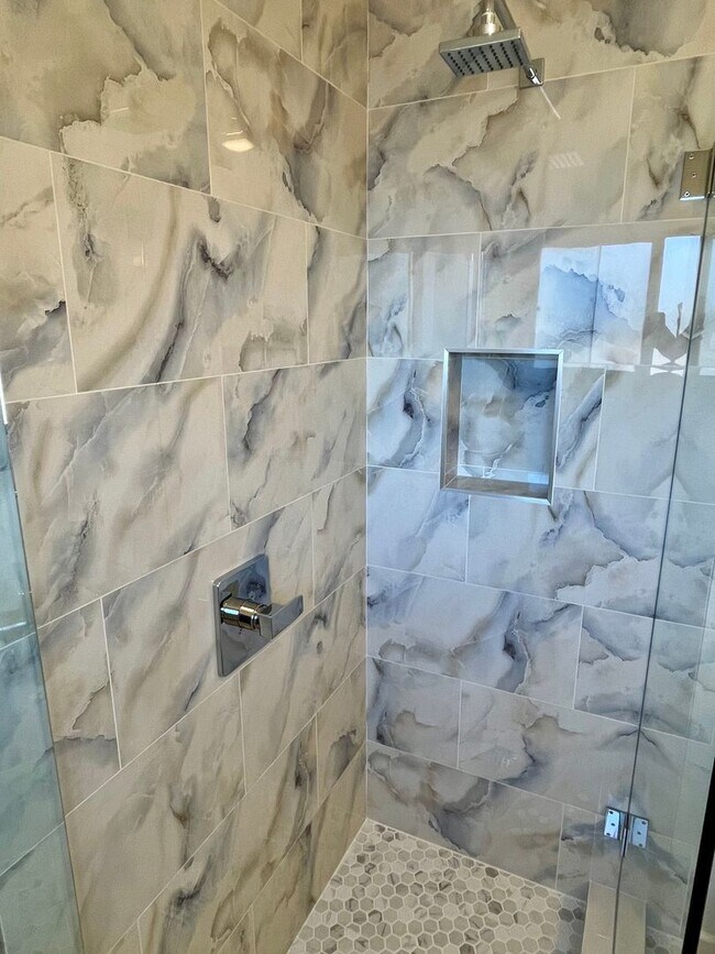 Building Photo - 4 Bedroom 2.5 Bathroom Home, Newly renovat...