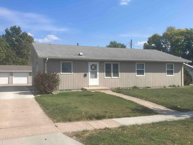 Primary Photo - North central Ames 2 bedroom duplex with g...