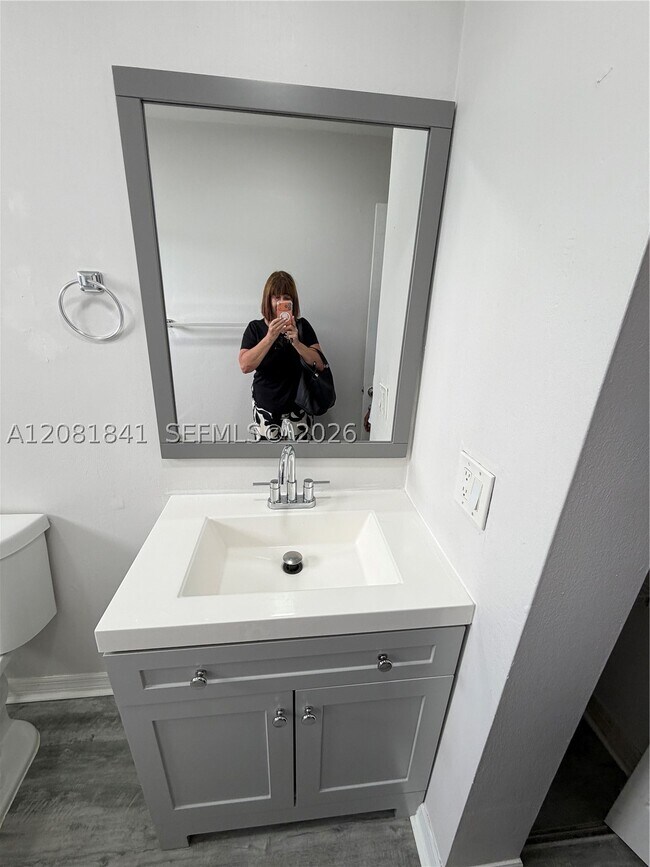 Building Photo - 9371 Fontainebleau Blvd