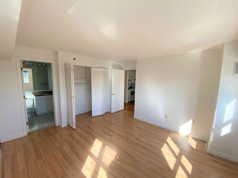 Building Photo - 931 Massachusetts Ave