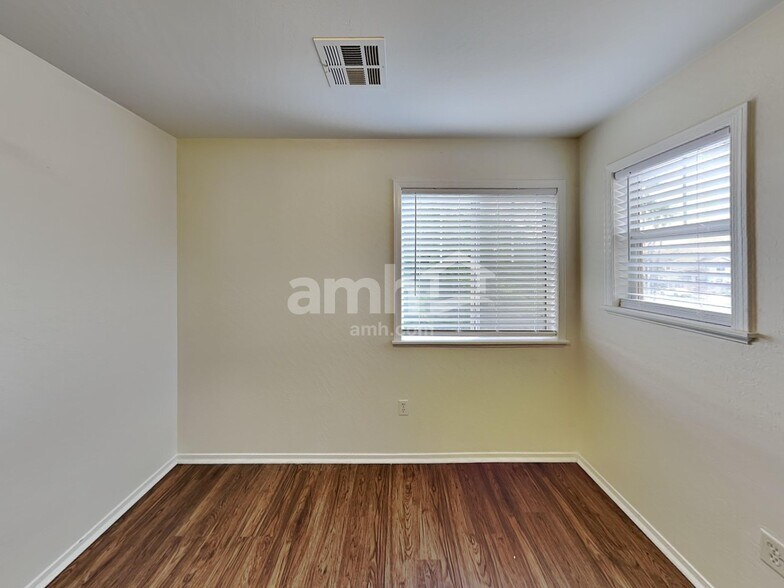 Building Photo - 2030 S 87th St