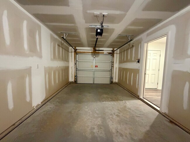 Building Photo - 844 Pine Cone Ln