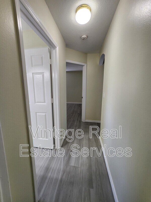 Building Photo - 819 Sandy Trail Pl