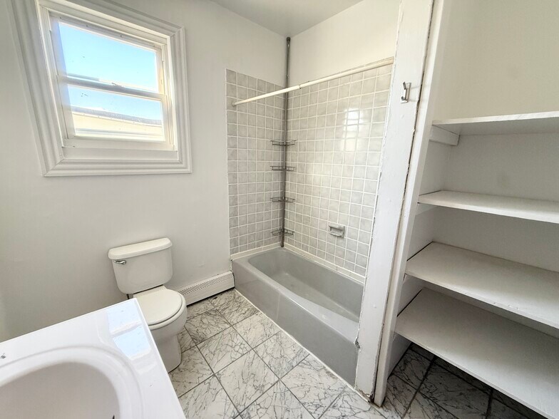 Building Photo - 144 Hillside St